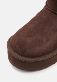 UGG CLASSIC MINI UNISEX - Botines - burnt cedar