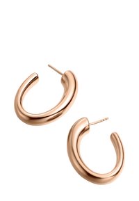 Pendientes de aro en oro rosa, con un diseño curvo y suave, acabado brillante y cierre de palanca.