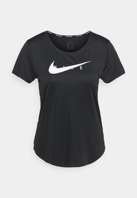 Svart kortärmad Nike Dri-FIT löptröja med vit Nike-logotyp och text över bröstet, rundad nederkant och rund halsringning.