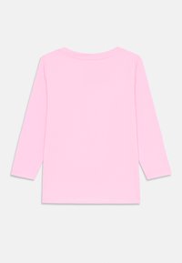 Langermet ensfarget rosa skjorte lagt flatt, sett fra baksiden, mot en hvit bakgrunn.