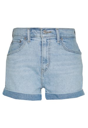 Lyseblå denimshorts med optrukne manchetter, frontknap, lynlås og to forlommer synlige mod en hvid baggrund.