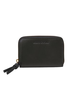 Portefeuille en cuir noir avec une fermeture éclair, doté d'un logo embossé sur le devant et d'une finition texturée. Comprend un tirette de fermeture éclair décorative.