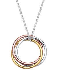 Halskette mit einem Anhänger, bestehend aus drei ineinandergreifenden, glatten Metallringen in Gold, Roségold und Silber an einer Silberkette vor weißem Hintergrund.