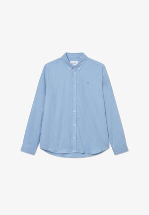 Chemise bleu clair à manches longues en tissu lisse, dotée d'un col boutonné, d'une poche frontale et d'une broderie de logo discrète sur la poitrine.