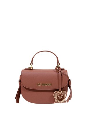 Bolso Love Moschino marrón con asa superior, logo dorado en el frente y adorno decorativo en forma de corazón colgando en un lateral.