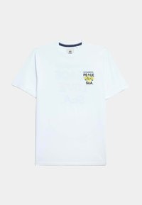 Camiseta corta de manga blanca hecha de algodón. Presenta una impresión de "ALTONADOCK PEACE LOVE SEA" en azul y amarillo en el lado izquierdo del pecho.