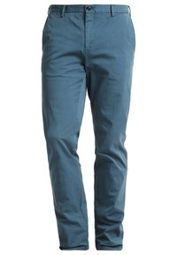 Pantaloni in cotone leggeri di colore azzurro cielo, con una vestibilità slim, dotati di una chiusura con un solo bottone e tasche frontali. Texture liscia e dettagli minimi.