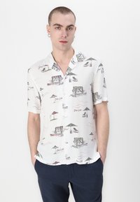 Kortermet hvit skjorte med mønster av strandhytter og parasoller i nyanser av grønn, rosa og blå. Lettvektig stoff med en avslappet passform.