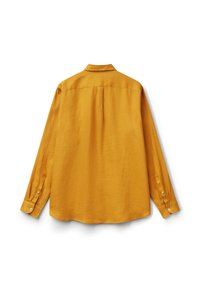 Camicia a maniche lunghe in tessuto giallo senape, con una piega sul retro, colletto a punte e polsini con bottoni. Texture liscia con orlo arrotondato.