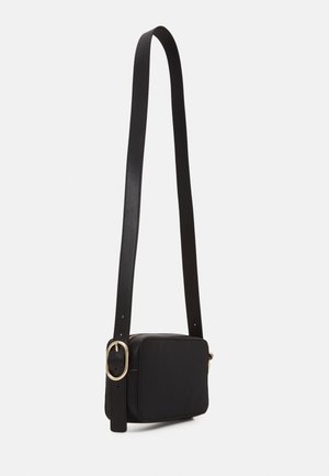 Czarna skórzana torebka na ramię o prostokątnym kształcie, regulowanym pasku i złotym wykończeniu. Gładka faktura i minimalistyczny design.