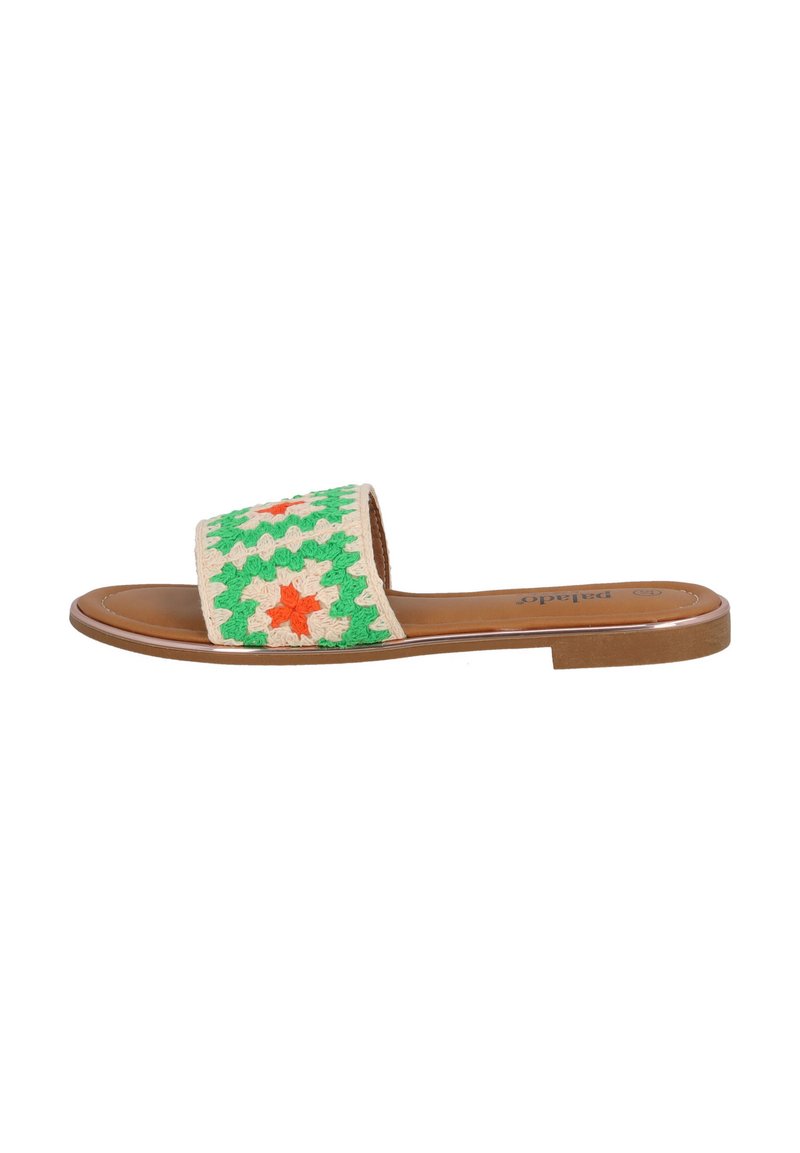 Öppen tå sandal med ett beige tygband som har gröna och orange geometriska mönster, placerad på en ljusbrun platt sula.