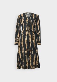 Ilga rankovėms suknele su juodu ir auksiniu abstrakčiu raštu, V formos iškirpte ir diržu ties liemeniu, pagaminta iš tekstūruotos medžiagos.