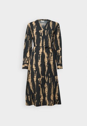 Rochie lungă cu mâneci, cu un model abstract negru și auriu, decolteu în V și curea în talie, realizată dintr-un material texturat.