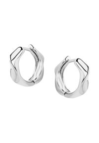 Srebrne kolczyki w formie obręczy z przetykanym wzorem. Gładka tekstura z wypolerowaną powierzchnią, o otwartym kształcie i zaokrąglonych krawędziach.