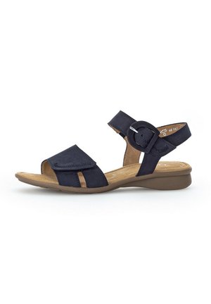 Sandalia azul marino con dos correas, hebilla ajustable, diseño de punta descubierta y suela de cuña baja. Material suave similar al ante con plantilla marrón claro.