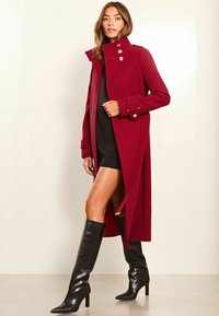 Lipsy REGULAR FIT - FUNNEL NECK BELTED - Klassisk kappa / rock - red