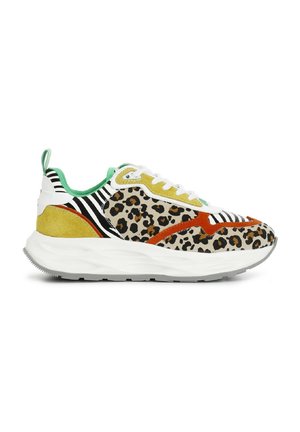 Sneaker multicolore avec imprimé léopard, suède jaune, accents rayés et une épaisse semelle blanche à motif texturé. Détails verts au niveau du talon.
