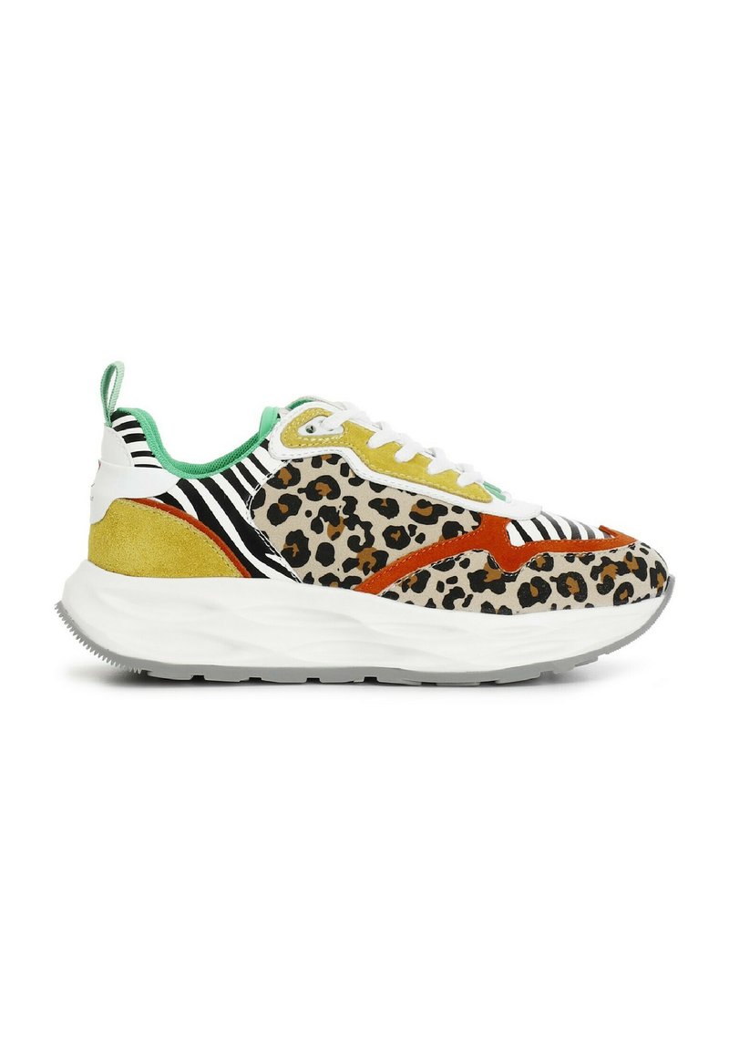 Sneaker multicolore con stampa leopardata, in suede giallo, dettagli a righe e una spessa suola bianca con battistrada testurizzato. Dettagli verdi sul tallone.