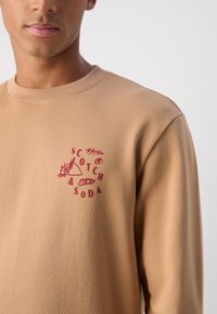 Scotch & Soda REGULAR FIT LEFT CHEST LOGO - Sweatshirt - soft camel
