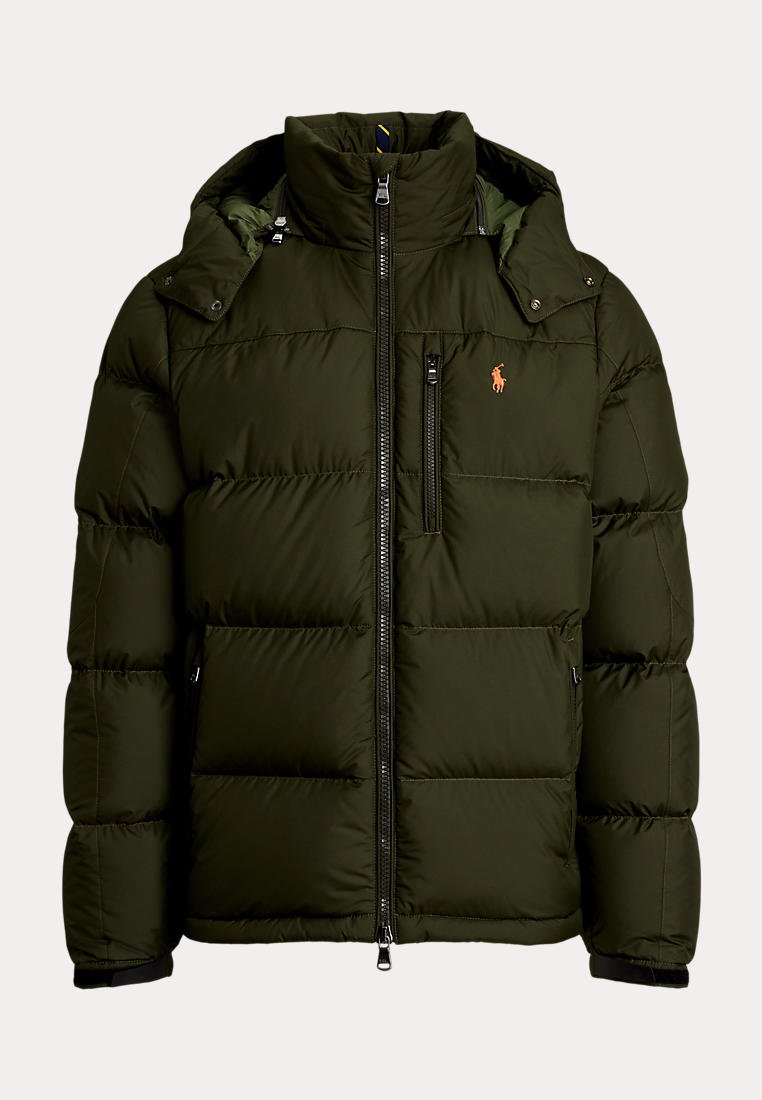 Veste matelassée vert foncé avec col haut, fermeture éclair devant et poche poitrine, avec petit logo brodé sur la poitrine.