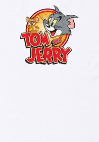Witte T-shirt met het "Tom en Jerry" logo in rode en zwarte tekst, met een cartoonkat en -muizen voor een cirkelvormige gouden achtergrond.