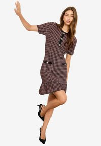 Kurzärmeliges Kleid mit karierter Musterung in Dunkelrosa und Schwarz, mit Knopfleiste, zwei Taschen und schwingendem Saum.