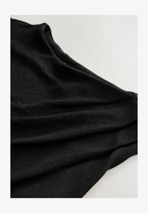 Svart stretchtyg faller mjukt med en slät textur, med en lätt glans och ett subtilt mönster av små prickar eller fibrer.