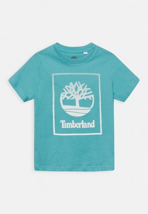 Türkisfarbenes T-Shirt mit kurzen Ärmeln, mit einem weißen Timberland-Baumlogo und Markennamen zentriert auf der Vorderseite.