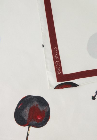 Γωνία από μετάξινο ύφασμα με μπορντούρα σε μπορντό χρώμα και το κείμενο "STINE GOYA", με εκτυπωμένα σκούρα κόκκινα και μαύρα κεράσια σε λευκό φόντο.