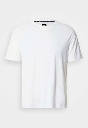 Λευκό κοντομάνικο μπλουζάκι κατασκευασμένο από απαλό ύφασμα. Διαθέτει στρογγυλή λαιμόκοψη και διακριτικό λογότυπο στο μπροστινό μέρος. Απλός και μινιμαλιστικός σχεδιασμός.