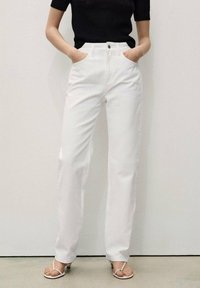 Pantaloni bianchi a gamba dritta con vita alta, dotati di tasche frontali e chiusura con bottone, realizzati in un morbido misto cotone.