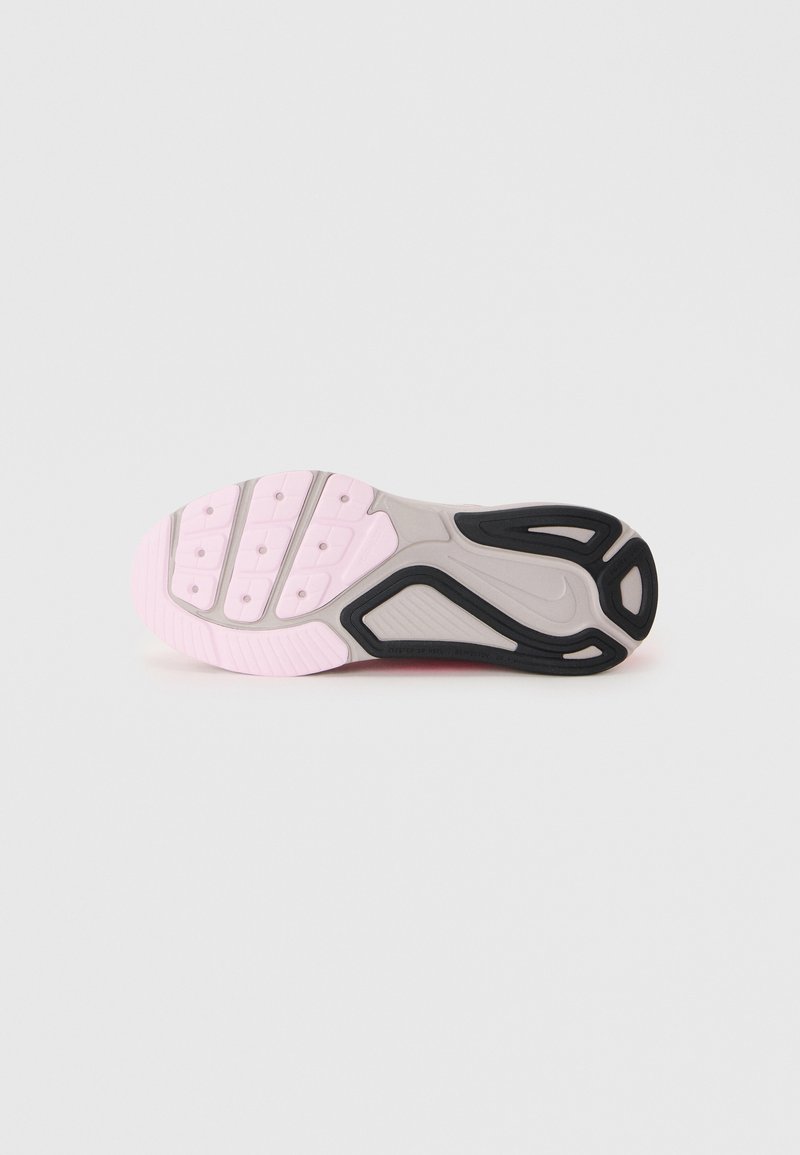 Nike Performance STRUCTURE 26 - Silniční běžecké boty - pink/black/hyper pink/platinum violet