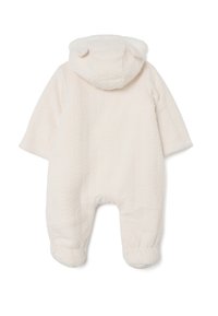 Monosie de color crema, texturizado, con un patrón de trenzas, capucha con orejas, mangas largas y puños elásticos en los tobillos.