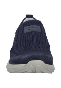 Námornícké síťované boty s semišovými akcenty, zaoblenou špičkou, poutkem a silnou bílou gumovou podešví. Minimální branding na boku.