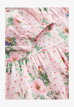 Lyserødt stof med elastisk manchet, dekoreret med grønne blade, små røde blomster og tegneseriefigurer i farverige outfits.