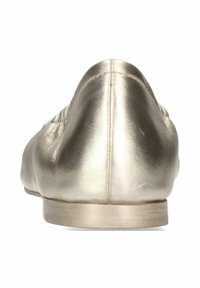 Metallisk guldballerinask med runt tåparti, slät textur, minimalt med sömmar och en låg, platt sula. Ingen synlig hårdvara eller mönster.