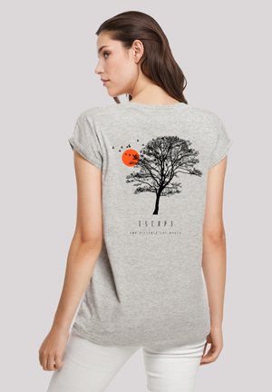 Graues T-Shirt mit kurzen Ärmeln, das ein schwarzes Baum-Motiv, eine orange Sonne und Vögel auf dem Rücken zeigt, mit dem Text "[ESCAPE]" darunter.