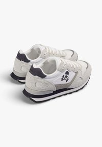 Zapatillas deportivas en gris y blanco con un upper de ante y malla, que cuentan con un logotipo de calavera negro, una suela acolchada y acentos texturizados.