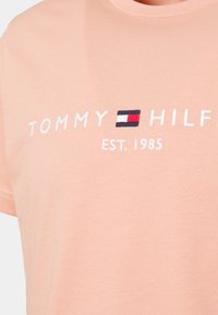 Tommy Hilfiger TOMMY LOGO TEE - T-shirt estampada - guava