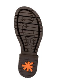 Suela de zapato de goma negra con un dibujo texturizado y un acento naranja en forma de estrella. Incluye patrones elevados para mejorar el agarre y la estabilidad.