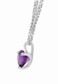 Wisiorek z fioletowym kamieniem szlachetnym w kształcie serca, osadzony w polerowanym srebrnym zapięciu, zawieszony na srebrnym łańcuszku z ogniw połączonych ze sobą.