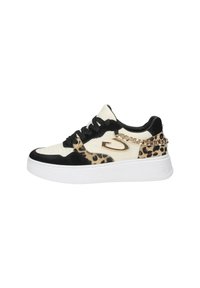 Sneaker con un design in nero, bianco e stampa leopardata. Presentano una parte superiore testurizzata, lacci piatti e un dettaglio di catena dorata sul tallone.