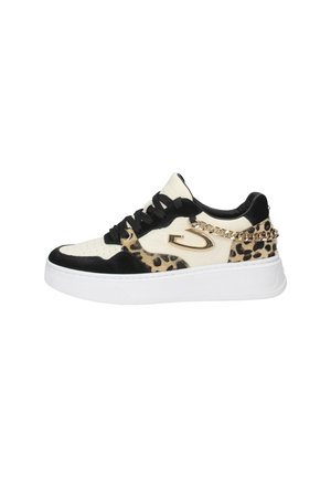 Sneaker con un design in nero, bianco e stampa leopardata. Presentano una parte superiore testurizzata, lacci piatti e un dettaglio di catena dorata sul tallone.