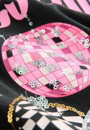 Czarna tkanina z różowym i srebrnym wzorem disco ball z cekinami, z geometrycznym wzorem i błyszczącymi akcentami.