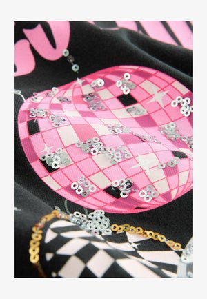 Črna tkanina z rožnatim in srebrnim bleščečim dizajnom disko krogle, z geometrijskim vzorcem in sijočimi poudarki.