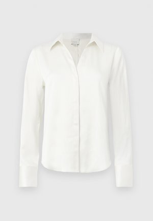 Λευκό πουκάμισο με μακριά μανίκια, φαρδύ γιακά, κρυφά κουμπιά μπροστά και μανσέτες με κουμπιά, παρουσιάζεται σε απλό ανοιχτό φόντο.