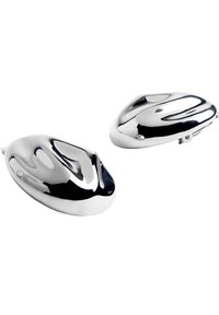 Polerowane na chrom metalowe klipsy w kształcie gładkich kamieni z odbijającą powierzchnią, z zaokrąglonymi krawędziami i mechanizmem zawiasowym.