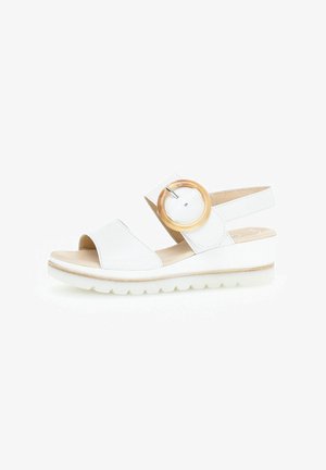 Sandales compensées blanches avec une finition en cuir lisse, un bout ouvert et une large sangle. Accent en bois rond remarquable sur la sangle réglable.
