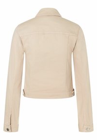 Chaqueta cropped beige con mangas largas, puños abotonados, pestañas laterales ajustables y detalles de paneles cosidos, vista desde la parte de atrás.