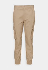 Pantalons cargo khaki en tissu durable, comportant plusieurs poches latérales, un bas ajusté à la cheville et une fermeture classique à boutons.